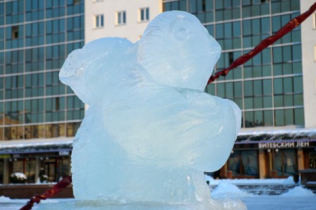 На плошчы Перамогі ў Віцебску ўсталявалі ледзяныя скульптуры. Фота Сержука Серабро