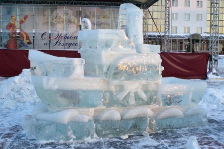 На плошчы Перамогі ў Віцебску ўсталявалі ледзяныя скульптуры. Фота Сержука Серабро