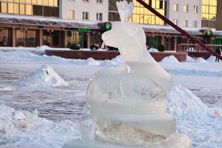 На плошчы Перамогі ў Віцебску ўсталявалі ледзяныя скульптуры. Фота Сержука Серабро