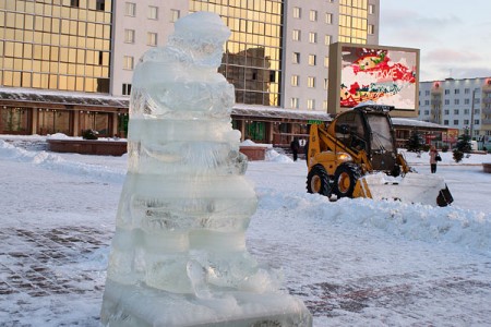 На плошчы Перамогі ў Віцебску ўсталявалі ледзяныя скульптуры. Фота Сержука Серабро