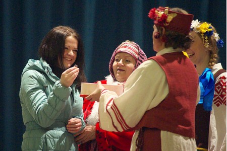 У Доме культуры пасёлка Акцябрскі сёння адбыўся раённы агляд-конкурс народных абрадаў “Зімовыя святкі”. Фота Сержука Серабро