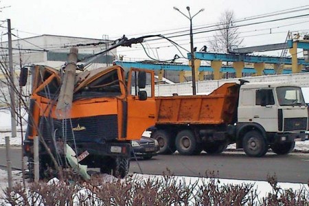 Самосвал, сбивший в Витебске столб, был угнан. Фото Александра Чалова