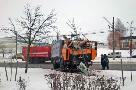 Самосвал, сбивший в Витебске столб, был угнан. Фото Александра Чалова