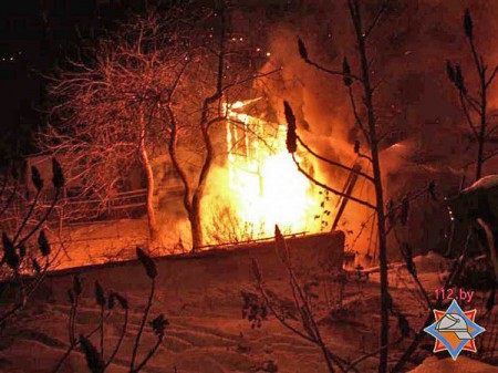 В Витебске сожгли коттедж и два внедорожника. Фото МЧС