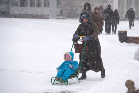 В День снега на Витебск обрушился сильный снегопад. Фото Сергея Серебро