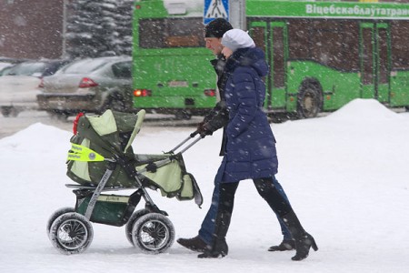 В День снега на Витебск обрушился сильный снегопад. Фото Сергея Серебро