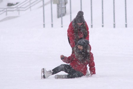 В День снега на Витебск обрушился сильный снегопад. Фото Сергея Серебро