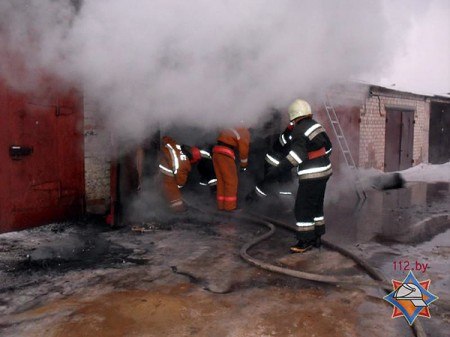В Витебске в гараже загорелся самодельный трактор. Фото МЧС