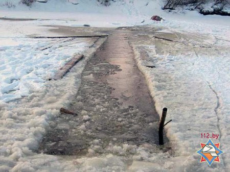 Гужевая повозка с почтальоном провалилась под лед в Миорском районе. Фото МЧС