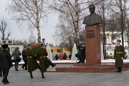 Торжества в честь Петра Машерова в Витебске начались с возложения венка к его бюсту. Фото Сергея Серебро