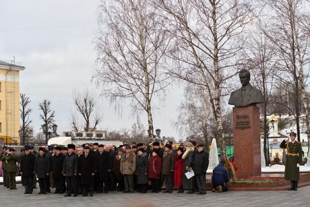 Торжества в честь Петра Машерова в Витебске начались с возложения венка к его бюсту. Фото Сергея Серебро