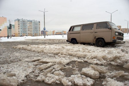 Перекресток улица Баграмяна и генерала Ивановского в районе Витебска Билево превратился в западню для автомобилистов. Фото Сергея Серебро