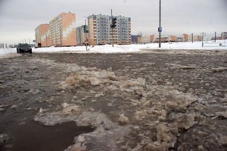 Перекресток улица Баграмяна и генерала Ивановского в районе Витебска Билево превратился в западню для автомобилистов. Фото Сергея Серебро