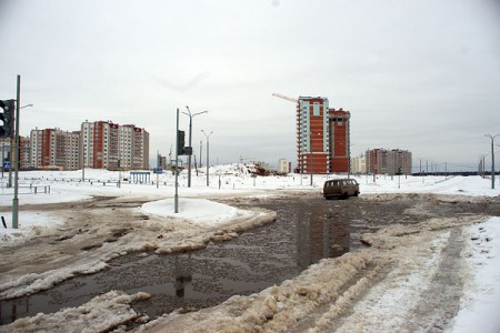 Перекресток улица Баграмяна и генерала Ивановского в районе Витебска Билево превратился в западню для автомобилистов. Фото Сергея Серебро