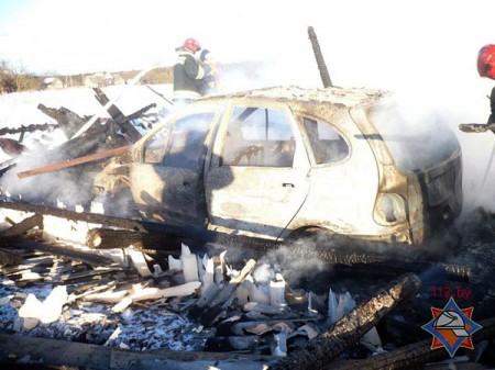 На пожаре в Мазолово сгорел автомобиль, хозяина спас сосед. Фото МЧС