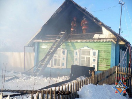 На пожаре в Мазолово сгорел автомобиль, хозяина спас сосед. Фото МЧС