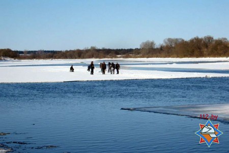Рыбаков на льдине чуть не унесло в Латвию по Двине. Фото МЧС