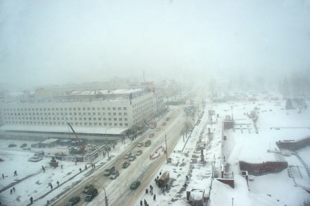 Скорость автомобильного транспорта в Витебске во время снегопада резко снизилась, проезжая часть покрыта снегом. Фото Сергея Серебро