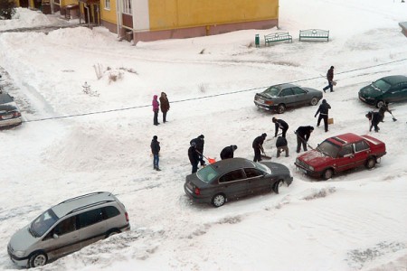 Уборка снега горожанами в Витебске, микрорайон Билево. Фото Игоря Роговского