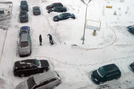 Уборка снега горожанами в Витебске, микрорайон Билево. Фото Игоря Роговского