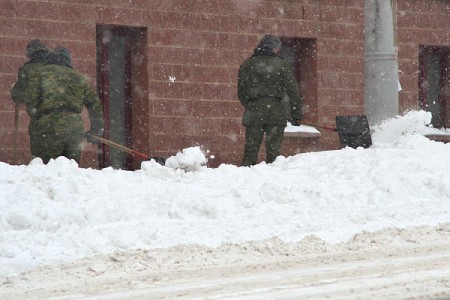 К уборке снега в Витебске привлечены военнослужащие. Фото Сергея Серебро