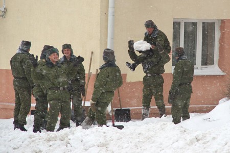 К уборке снега в Витебске привлечены военнослужащие. Фото Сергея Серебро