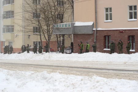 К уборке снега в Витебске привлечены военнослужащие. Фото Сергея Серебро