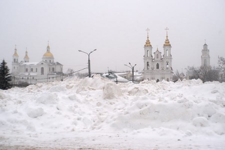 Снег из города свозится в огромный сугро на площади Свободы. Фото Сергея Серебро