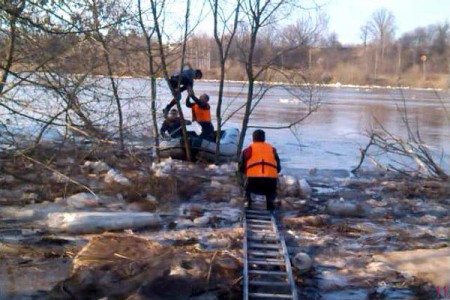 В Новополоцке спасли ребенка упавшего с льдины вводу. Фото МЧС