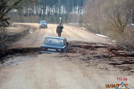 В Шумилинском районе автомобиль провалился на размытой дороге. Фото МЧС