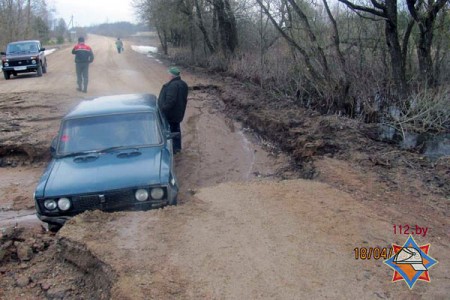 В Шумилинском районе автомобиль провалился на размытой дороге. Фото МЧС