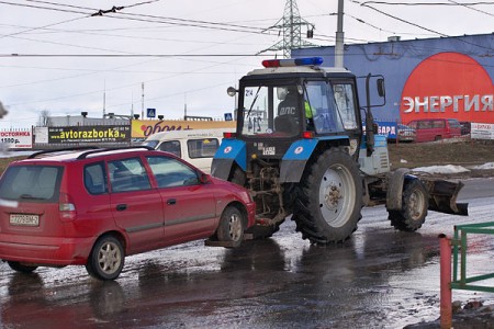 Установлены тарифы за принудительную эвакуацию автомобилей на штрафстоянки. Фото Сергея Серебро