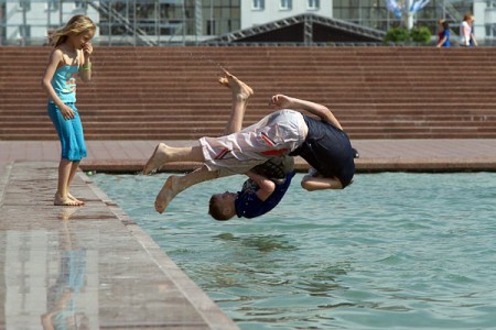 Жыхары Віцебска зноў ратуюцца да спёкі ў фантанах. Фота Сержука Серабро