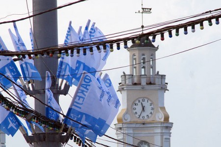 Улицы Витебска украшены фирменными цветами «Газпрома». Фото Сергея Серебро