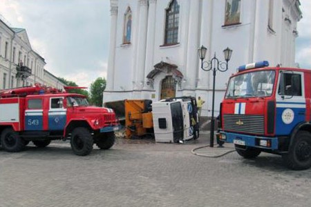 «МАЗ» перевернулся в центре Витебска на пешеходной улице. Фото МЧС