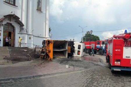 «МАЗ» перевернулся в центре Витебска на пешеходной улице. Фото МЧС