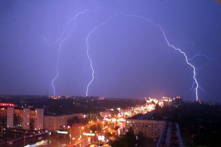 Во время рок-концерта на фестивале «Факел» разразилась гроза. Фото Сергея Серебро