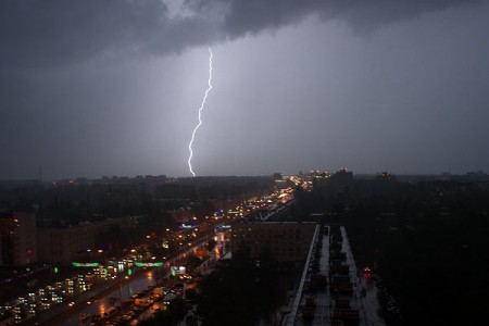 Во время рок-концерта на фестивале «Факел» разразилась гроза. Фото Сергея Серебро