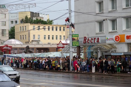 На остановке у Синего дома скопилась масса людей в ожидании транспорта. Фото Сергея Серебро