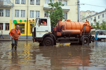 На площади Ленина воду спускают в открытые канализационные люки. Фото Сергея Серебро