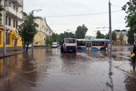 На площади Ленина воду спускают в открытые канализационные люки. Фото Сергея Серебро