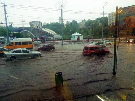 Потоп на улице Ленина в Витебске. Фото Оли Петровой