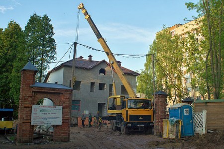 Вход на стройплощадку специального служебного дома в Витебске. Фото Сергея Серебро