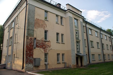 Так выглядят стены студенческихобщежитий рядом с будущим специальным служебным домом в Витебске. Фото Сергея Серебро