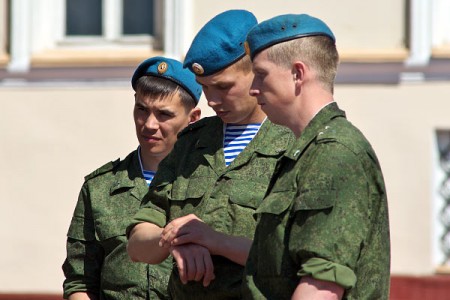 Российские десантники в центре Витебска. Фото Сергея Серебро