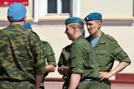 Российские десантники в центре Витебска. Фото Сергея Серебро