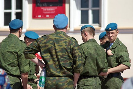Российские десантники в центре Витебска. Фото Сергея Серебро