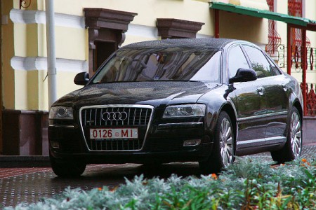 АвтоКаско для Audi A8 W12L витебского губернатора обойдется дороже 10 000 долларов. Фото Сергея Серебро