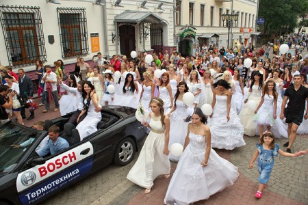 Парад невест в Витебске во время празднования Дня города. Фото Сергея Серебро