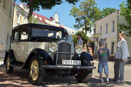 В Витебске можно прокатиться по старым улочкам на французском авто 1931 года — Citroën C4 CL. Фото Сергея Серебро